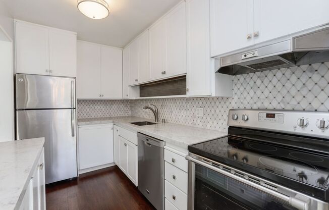 1 Bed / 1 Bath pet friendly condo with parking in beautiful San Mateo. YouTube Tour!