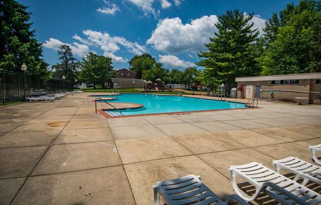 Maplewood Villas Apartments Pool 03