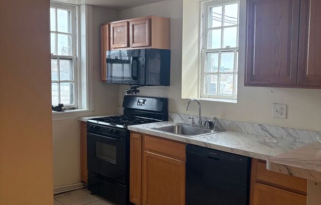 3 beds, 1 bath, 1,425 sqft, $1,495, Unit 4815-C2