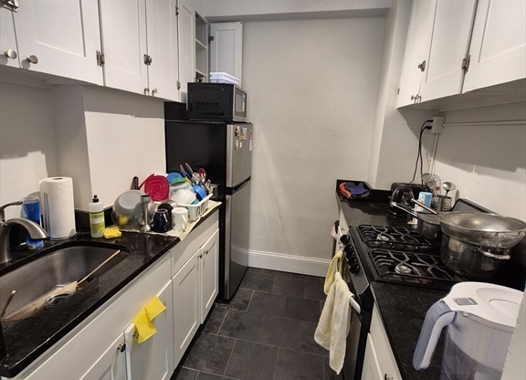 2 beds, 1 bath, 916 sqft, $4,000, Unit 27