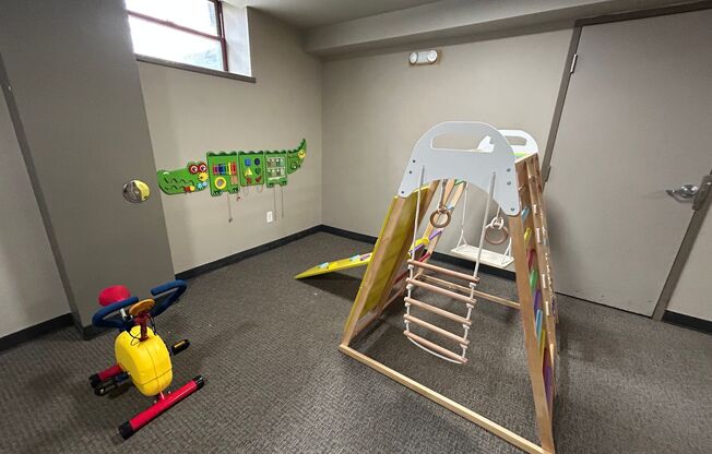 2 beds, 2 baths, 890 sqft, $1,245, Unit 2027-302