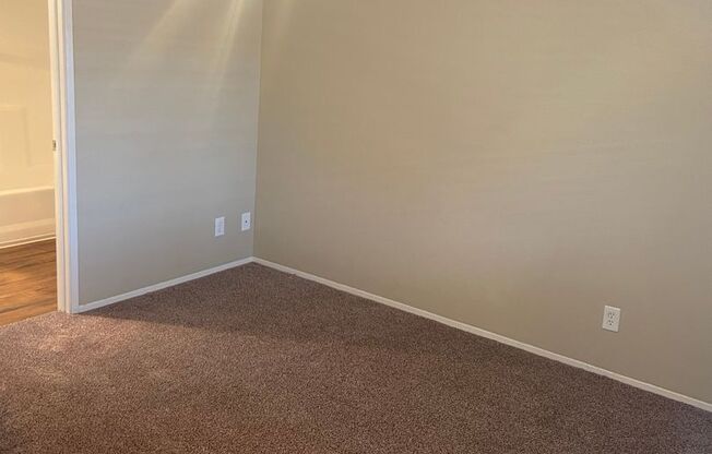 2 beds, 1 bath, 800 sqft, $2,100, Unit 27