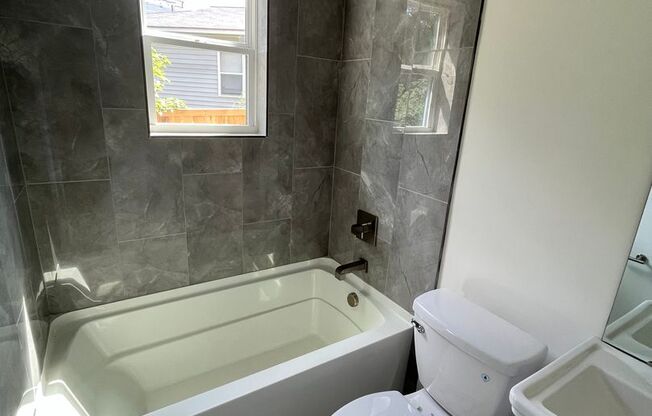 Great Townhouse Minutes from Optimist Hall & NODA