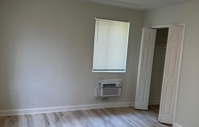 3 beds, 1 bath, $2,187, Unit # 301