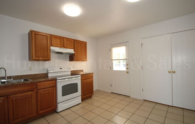 2 beds, 1 bath, $975, Unit Unit A