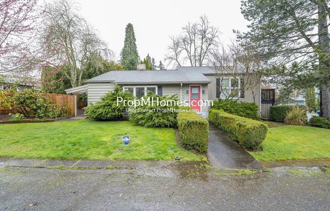 Charming Duplex with a Huge Yard in Multnomah Village!