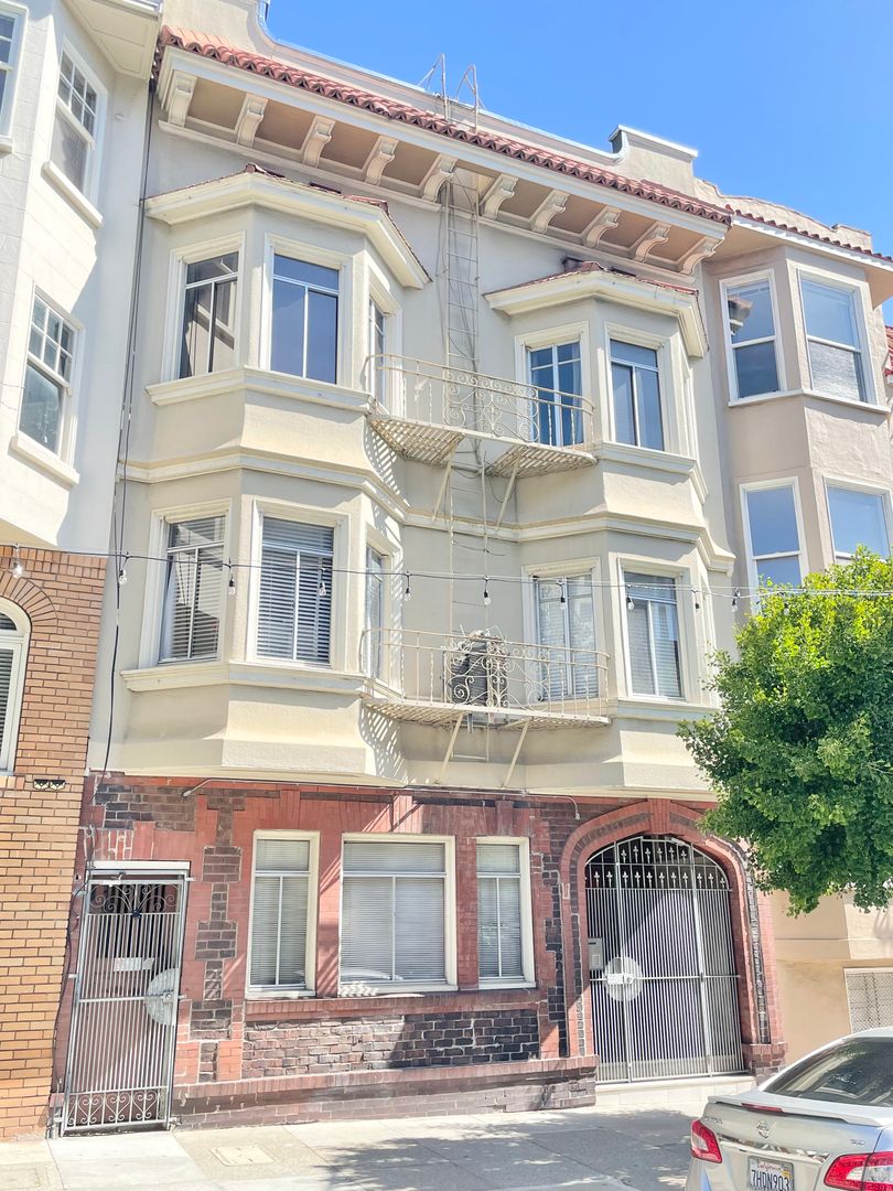 105 (1732 Washington)