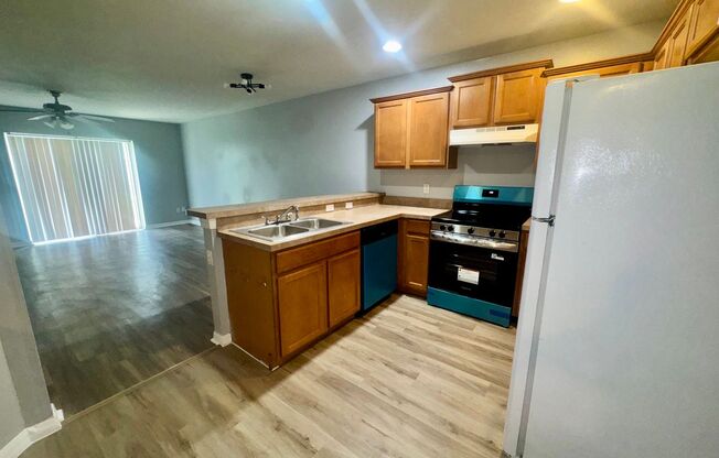 3 bedroom 2.5 bath Oakcrest Townhome with Laminate and Tile flooring Throughout, and a 1 Car Garage!
