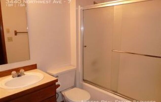 2 beds, 1 bath, $1,400, Unit 8