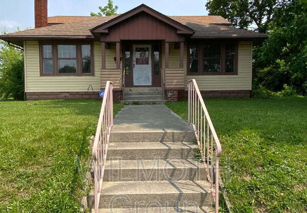 1000 E 8 ST