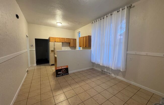 3 beds, 1 bath, 1,250 sqft, $1,300, Unit 1