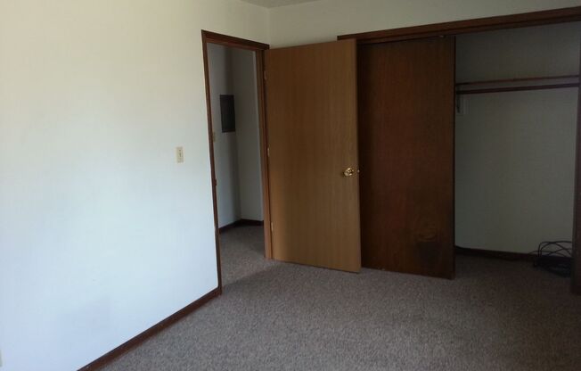 2 beds, 1 bath, $985, Unit 1012-08