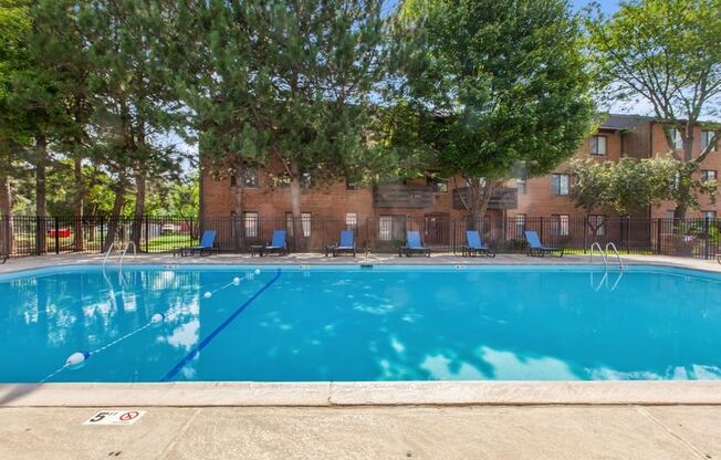 this is a photo of the swimming pool at harvard square apartments in dallas, tx