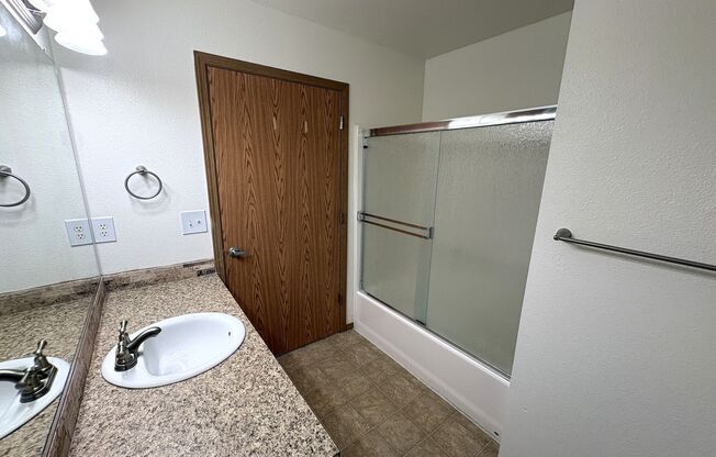 3 beds, 2 baths, 1,193 sqft, $1,900, Unit 354-3006
