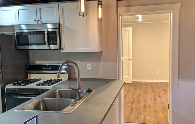 414 W 31 ST