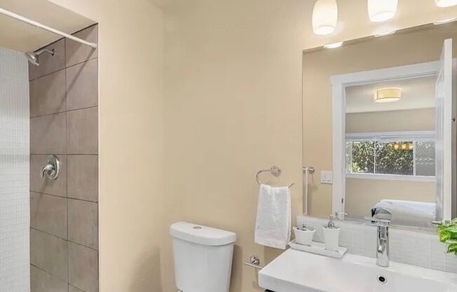 Condo Near Sea-Tac (2 weeks free rent)