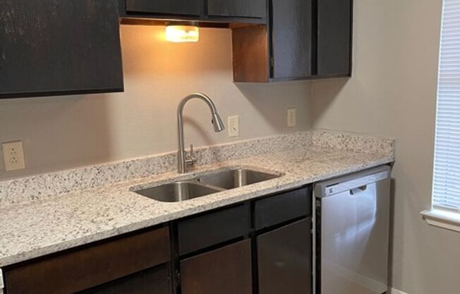 919-921 West Rochelle Road