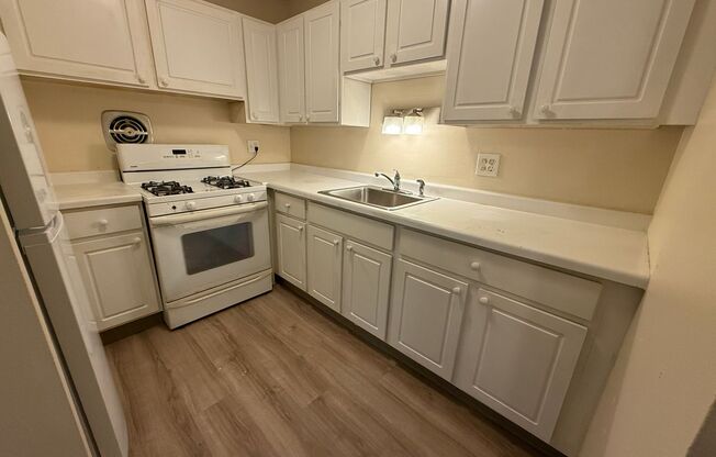 2 beds, 1 bath, $1,425, Unit 106