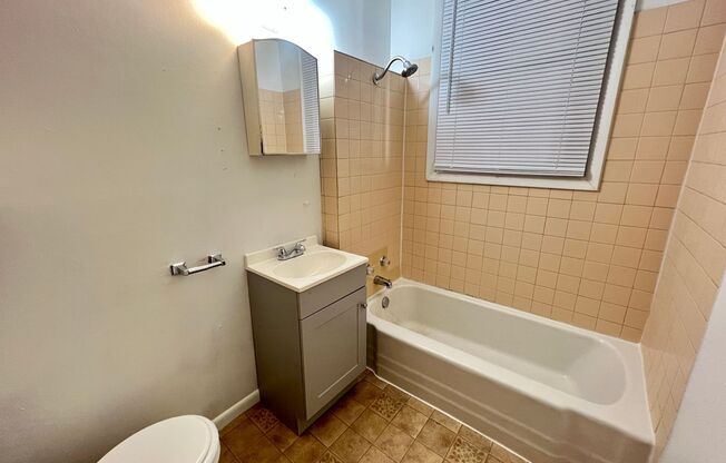 2 beds, 1 bath, $950, Unit 614 North 30th St Unit 3