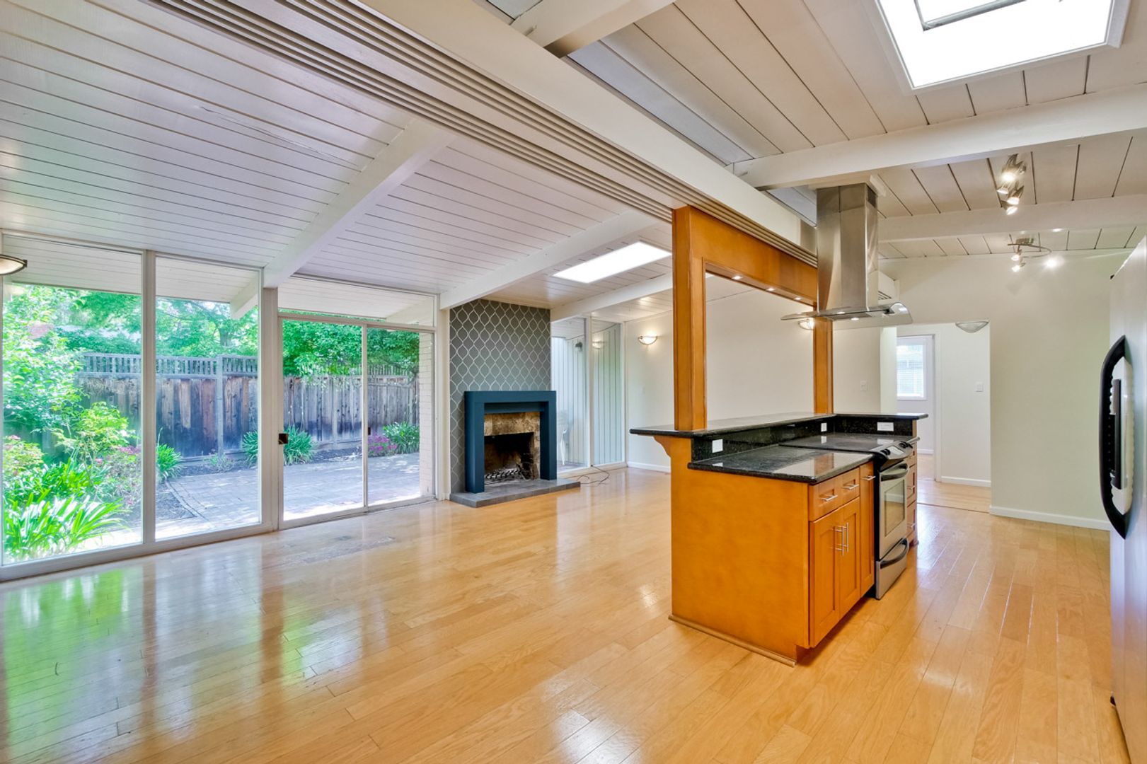 Mountain View Home l Spacious Open Layout Bright and Private Yard