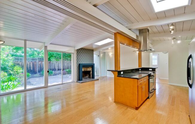 Mountain View Home l Spacious Open Layout Bright and Private Yard