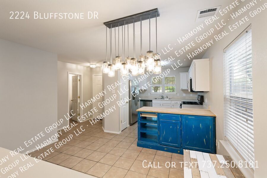 2224 Bluffstone DR