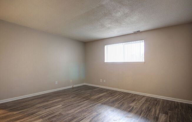 3 beds, 1.5 baths, 1,000 sqft, $1,125, Unit 1527-01