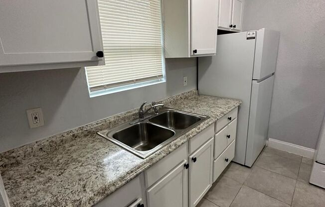 2 beds, 1 bath, 840 sqft, $950, Unit Unit 2