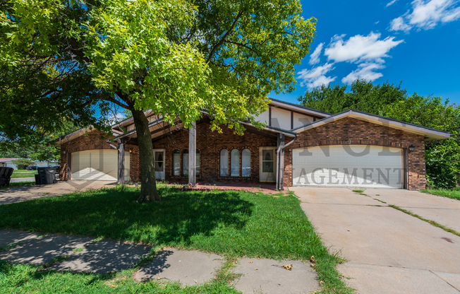 2202 S WHITE OAK DR