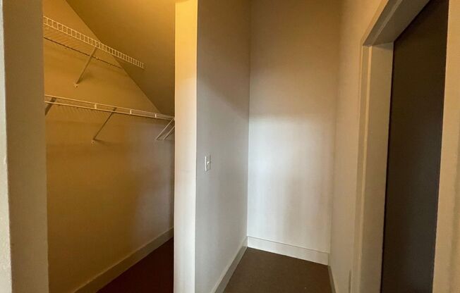 Studio, 1 bath, 700 sqft, $1,100, Unit B2