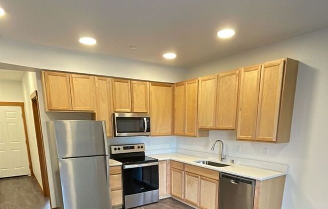 3 beds, 1 bath, $2,475, Unit 1200 #206