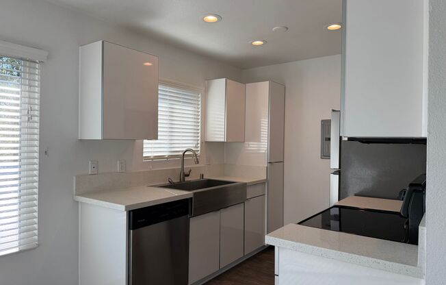 2 beds, 1 bath, 920 sqft, $2,945, Unit A062