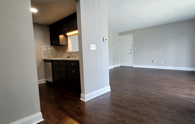 1 bed, 1 bath, $1,095, Unit 4420 Flowerdale Apt E