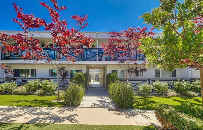 Apartment Building near SoFi with Pool, Covered Parking and Gym