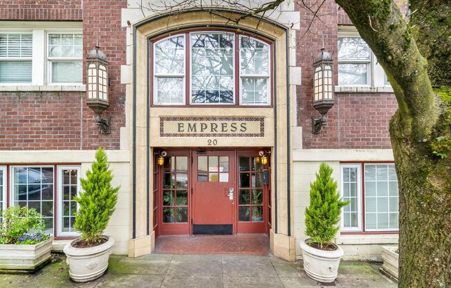 Cozy, updated 4th-floor studio in Nob Hill. Convenient location near all the hot spots