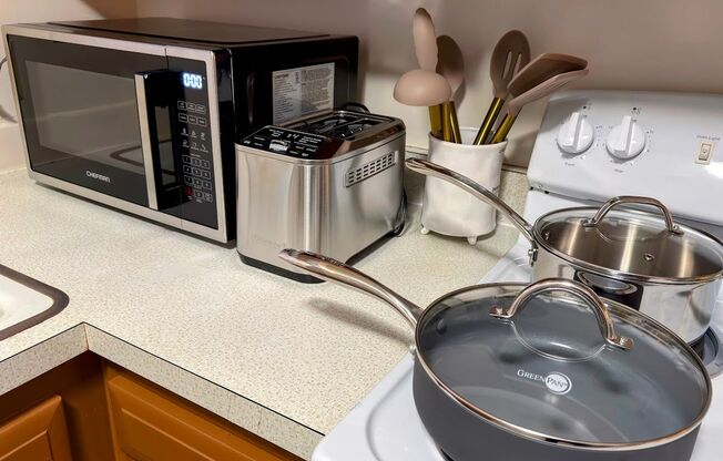 Studio, 1 bath, 425 sqft, $1,050, Unit 204 1421LS