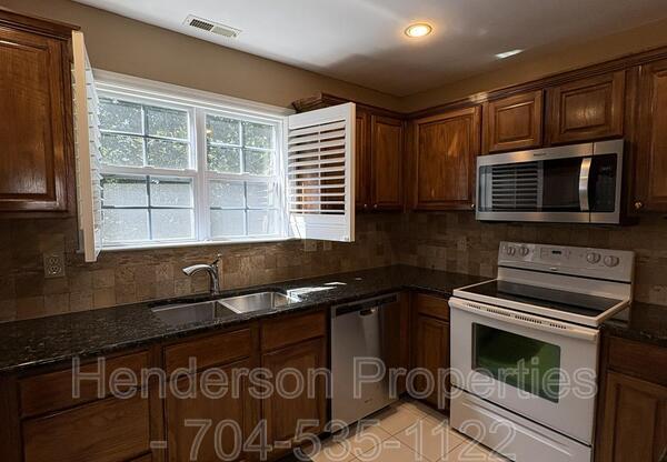 9038 SAINT THOMAS LN