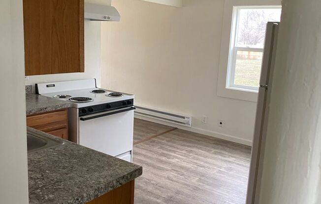 2 beds, 1 bath, $1,000, Unit B