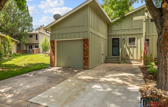 Beautiful 4 Bed 2 Bath Townhome in Central Fort Collins!