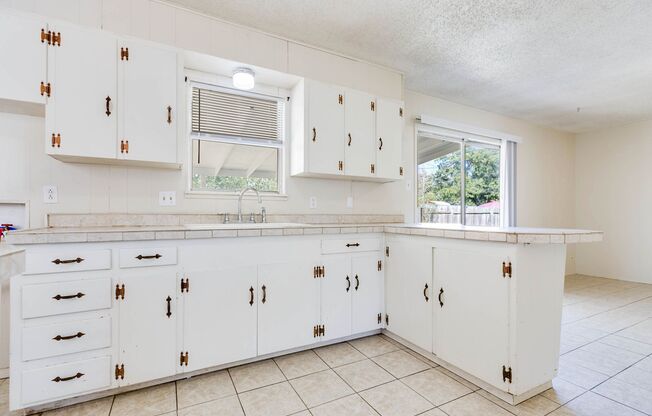 PAY NO SECURITY DEPOSIT! 3-bedroom 2 bath home near ASU campus!