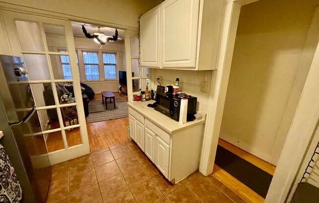 1 bed, 1 bath, $925, Unit 03