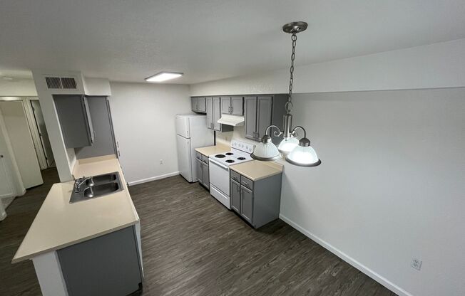 2 beds, 1 bath, 848 sqft, $1,900, Unit 2102
