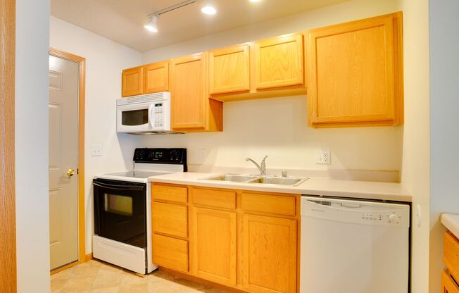 2 beds, 1.5 baths, 1,360 sqft, $1,500, Unit Unit 15