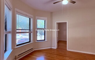 923 W Waveland Ave
