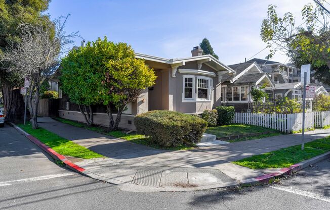 Beautiful & Cozy 2 BR/1 BA Home Available In Berkeley (Off University Ave)!