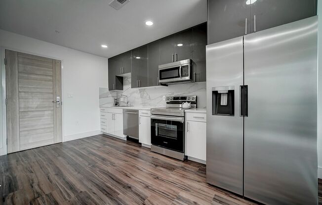 2 beds, 2 baths, 842 sqft, $2,300, Unit 207