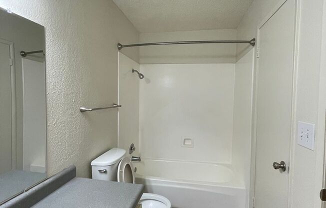 2 beds, 1 bath, 993 sqft, $1,595, Unit 13-18