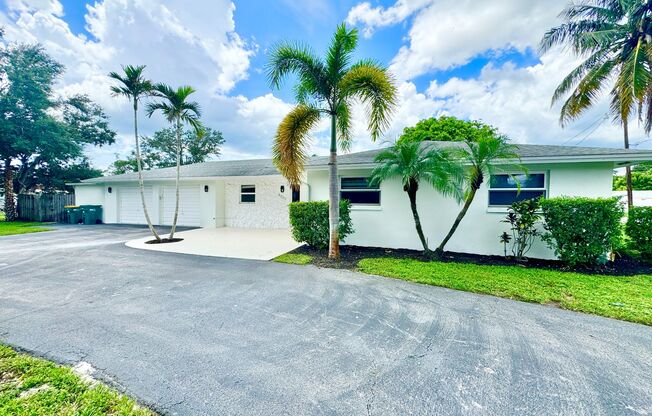 ** CENTRAL NAPLES ** 3 BED + DEN / 2 BATH ** PETS OK ** GREAT LOCATION ** ANNUAL **
