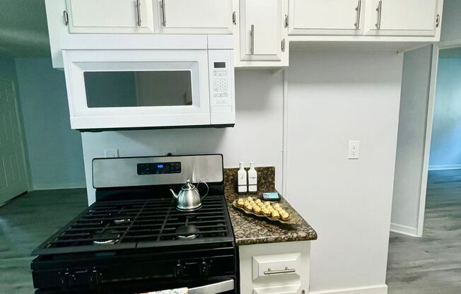 1 bed, 1 bath, $1,995, Unit 35