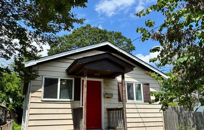 Cozy 3 bed 1.5 bath with Backyard